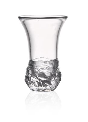 un vase en verre transparent orné d'un motif