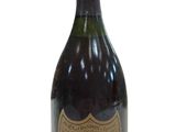 une bouteille de vin posée sur une table