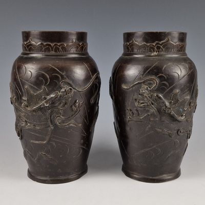 JAPON PERIODE MEIJI (1868-1912) - PAIRE DE VASES balustres e…