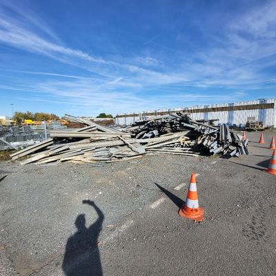 un gros tas de bois posé au milieu d'un parking