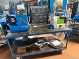 une photo d'un établi avec beaucoup d'outils dessus