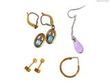 trois paires de boucles d'oreilles et une paire de boucles d'oreilles avec une chaîne