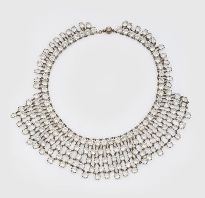 gros plan d'un collier sur fond blanc