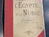 un vieux livre posé sur une table posée à même le sol