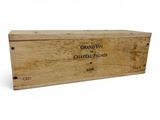 une vieille boîte en bois avec une étiquette posée sur une surface blanche
