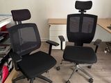 deux chaises de bureau placées l'une à côté de l'autre