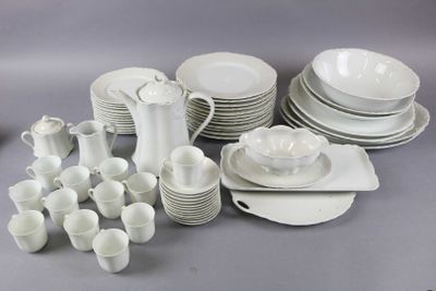 beaucoup de vaisselle et de tasses blanches sur la table