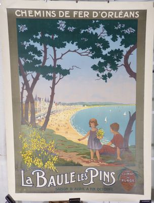 affiche représentant un couple assis sur un banc devant une plage