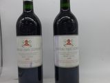 deux bouteilles de vin posées l'une à côté de l'autre sur une table