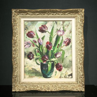 un tableau représentant un vase de tulipes posé sur une table