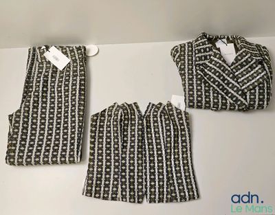trois vêtements posés sur une table blanche