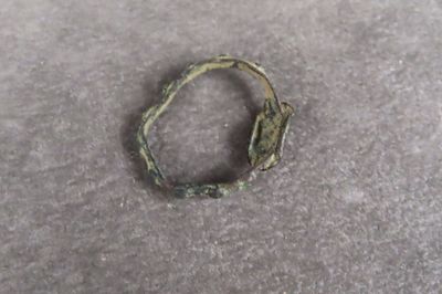 une bague qui a été laissée par terre