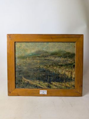 une peinture à l'huile représentant un paysage, dans un cadre en bois, posée sur une surface blanche