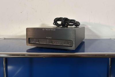 un gros plan d'un lecteur CD posé sur une table bleue