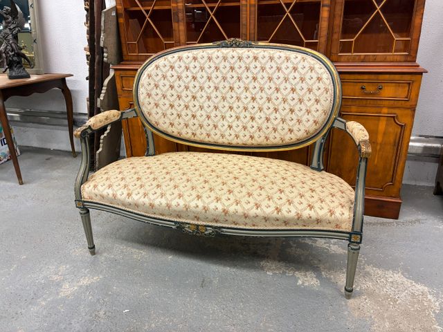 Banquette à dossier médaillon de style Louis XVI en bois rechampi