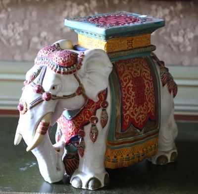 une figurine d'éléphant posée sur une table