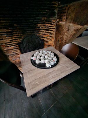 une assiette de cupcakes posée sur une table dans un restaurant
