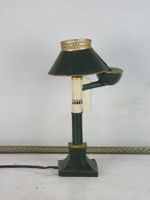 LAMPE A QUINQUET en tôle laquée vert et beige, l'abat-jour p… (photo 6)