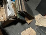 un chat assis par terre à côté d'une pile de livres
