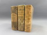 trois livres superposés sur une table