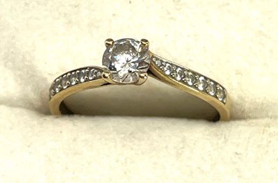 Bague en or jaune 18K 750 ml ornée d'une pierre ronde blanch…