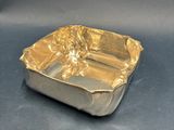 un récipient en papier d'aluminium à quatre compartiments posé sur une table