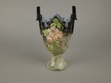 un vase avec des fleurs posé sur une table
