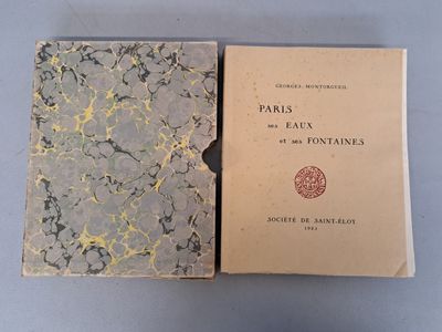 deux livres posés l'un à côté de l'autre sur une table