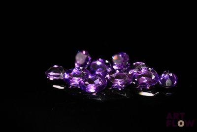 gemmes d'améthorate violettes sur fond noir