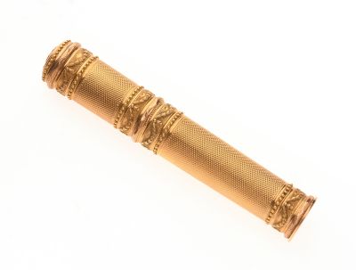 une image montrant un gros plan d'un stylo doré sur fond blanc