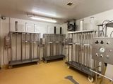 une image représentant une grande pièce avec plusieurs cages