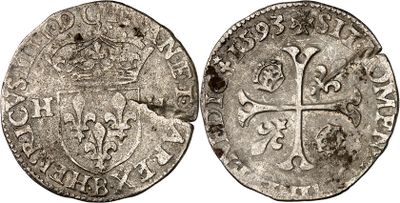 une pièce d'argent avec une croix au recto et une croix au verso