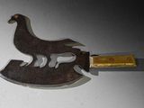 un objet métallique surmonté d'un oiseau