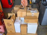 une pile de boîtes empilées les unes sur les autres