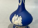 un vase bleu sur lequel est représenté un couple