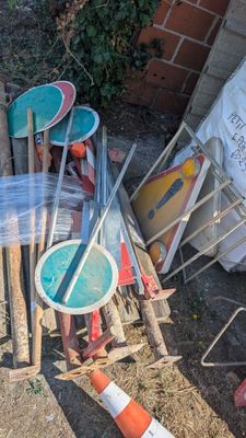 un tas de vieilleries par terre, à côté d'un immeuble