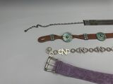 tout un tas de bracelets de toutes sortes posés sur une table