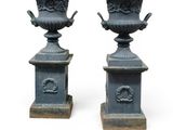 deux vases superposés