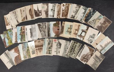de nombreuses cartes postales anciennes posées sur la table