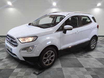 Une Ford EcoSport Titanium de 2018 dans un showroom au sol à damier