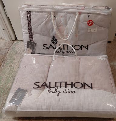 un sac posé sur un lit