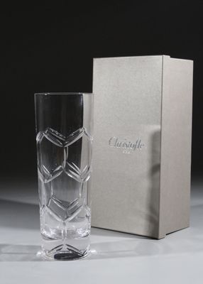 un verre posé devant une boîte