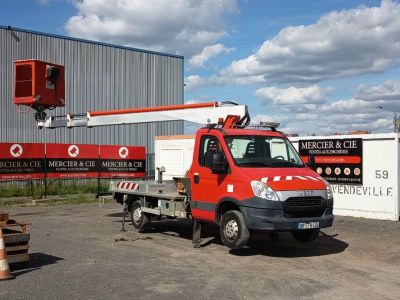 un camion rouge garé devant un bâtiment