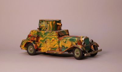 une petite voiture décorée d'un motif de camouflage