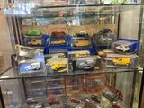 une vitrine remplie de différentes sortes de petites voitures