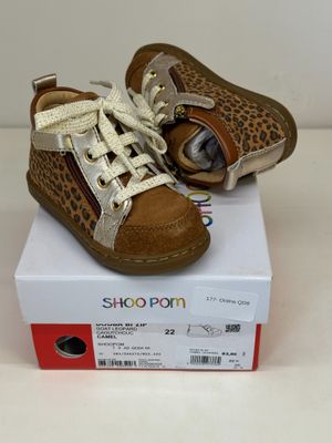 une boîte sur laquelle est posée une paire de chaussures