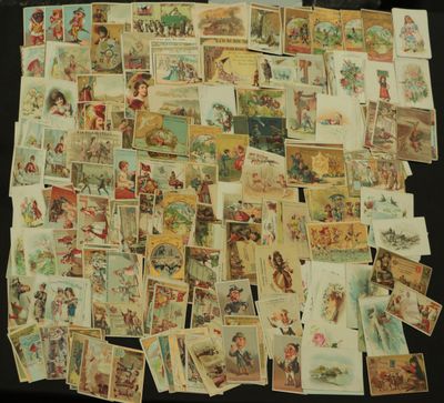 beaucoup de vieilles cartes postales sur la table