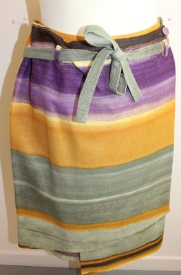 jupe à rayures violettes, jaunes et vertes sur un mannequin, un mannequin, un mannequin, un mannequin, un mannequin, un mannequin, un mannequin, un mannequin, un mannequin