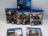 une pile de jeux vidéo posée sur une table blanche
