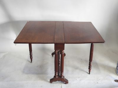 une petite table sur laquelle sont posées deux rallonges